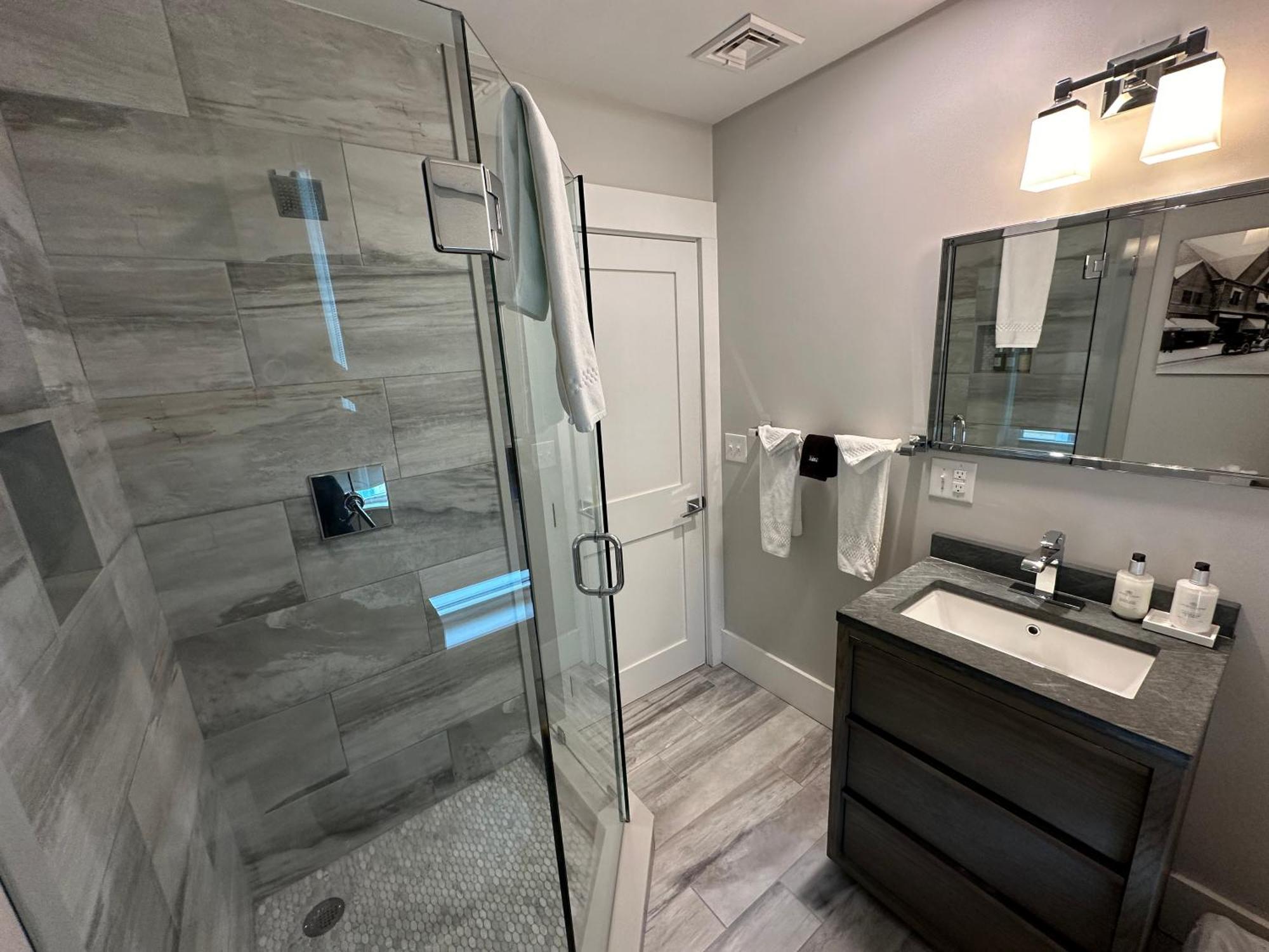 Entire Modern 7 Unit 7 Bath Boutique Inn Newport Exterior photo