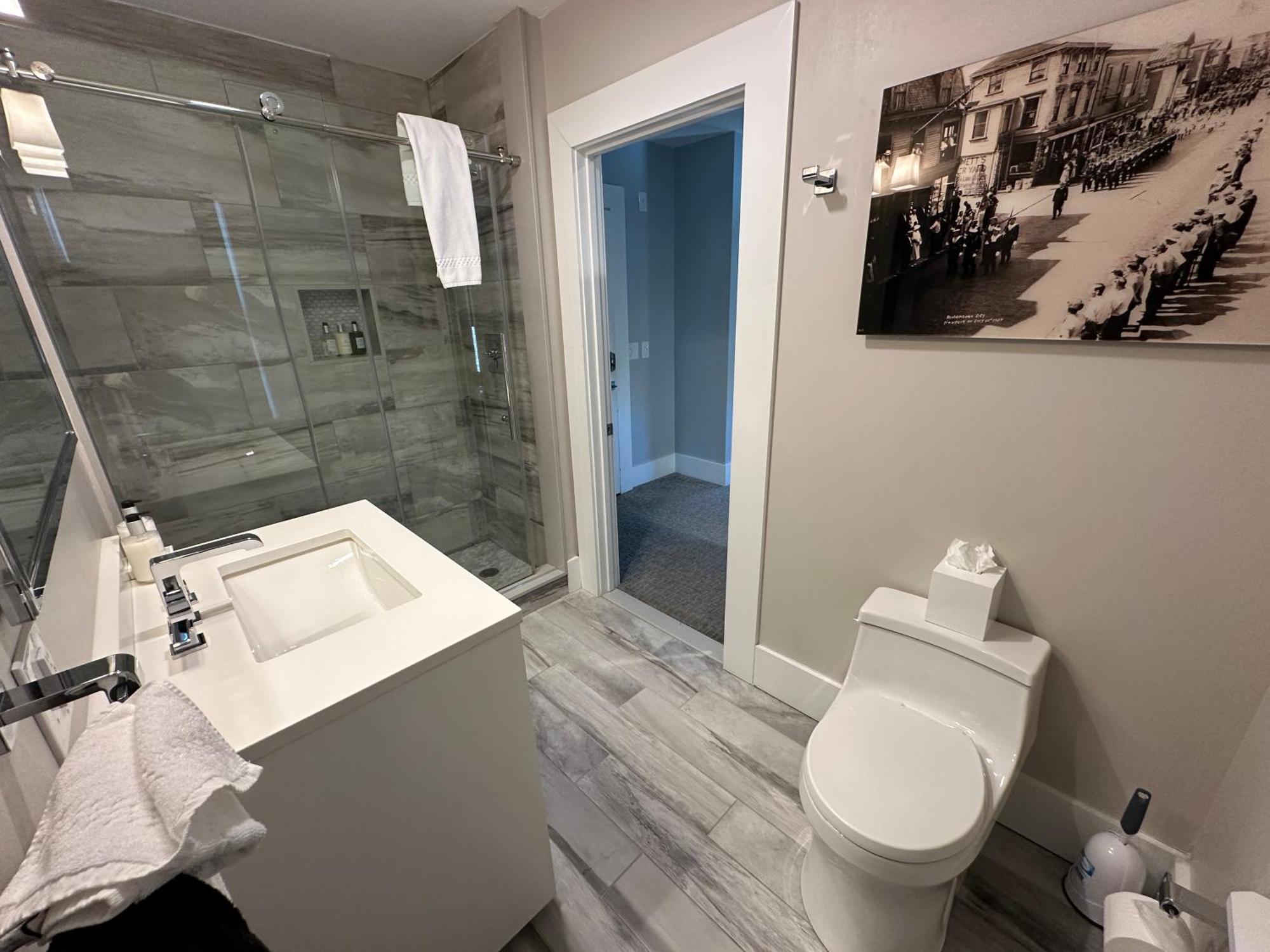 Entire Modern 7 Unit 7 Bath Boutique Inn Newport Exterior photo