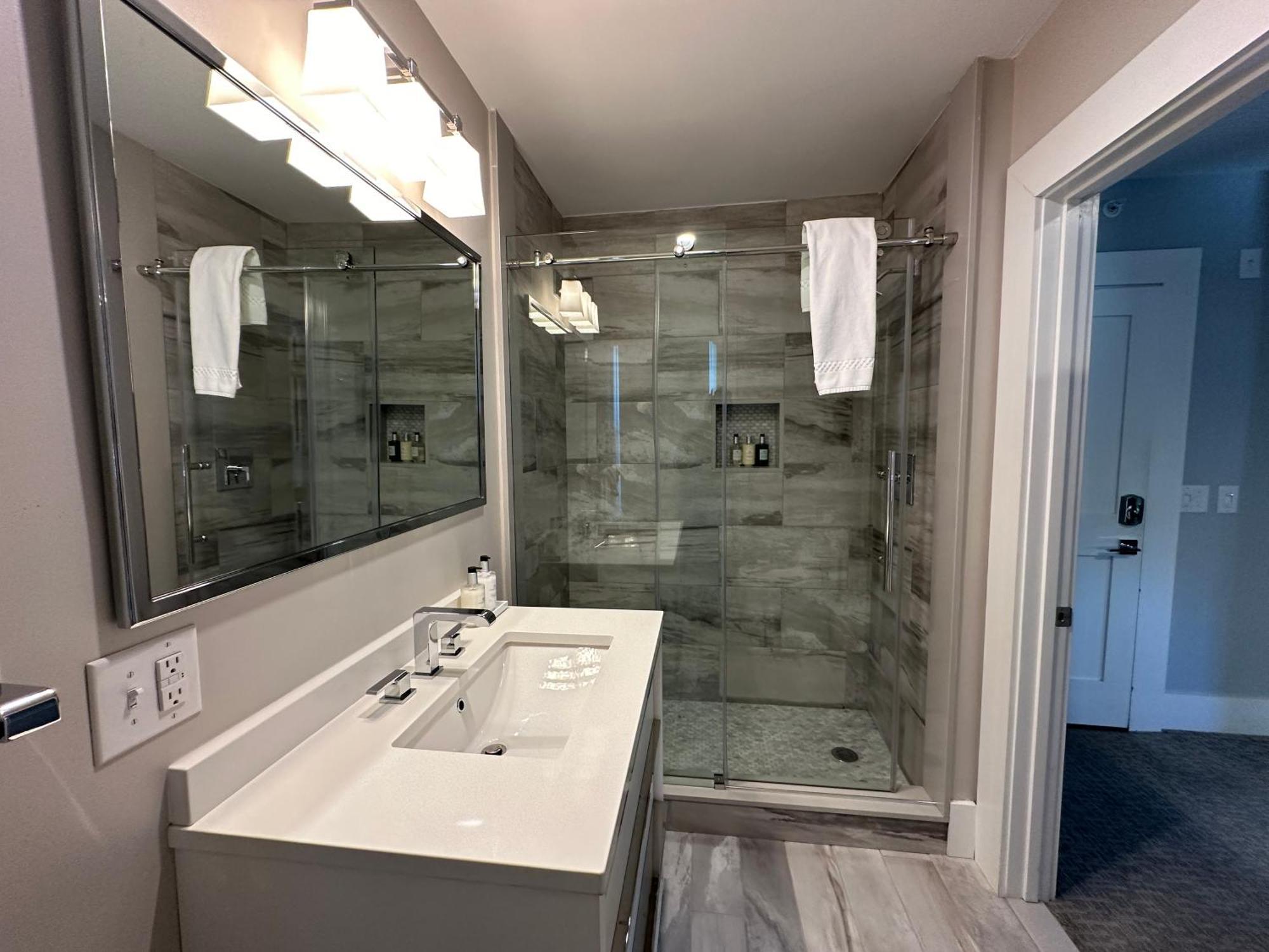 Entire Modern 7 Unit 7 Bath Boutique Inn Newport Exterior photo